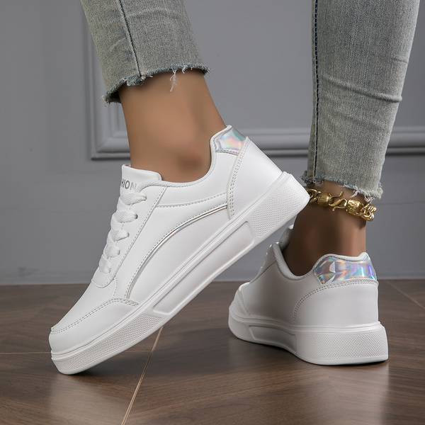 Witte schoenen met gouden en zilveren details