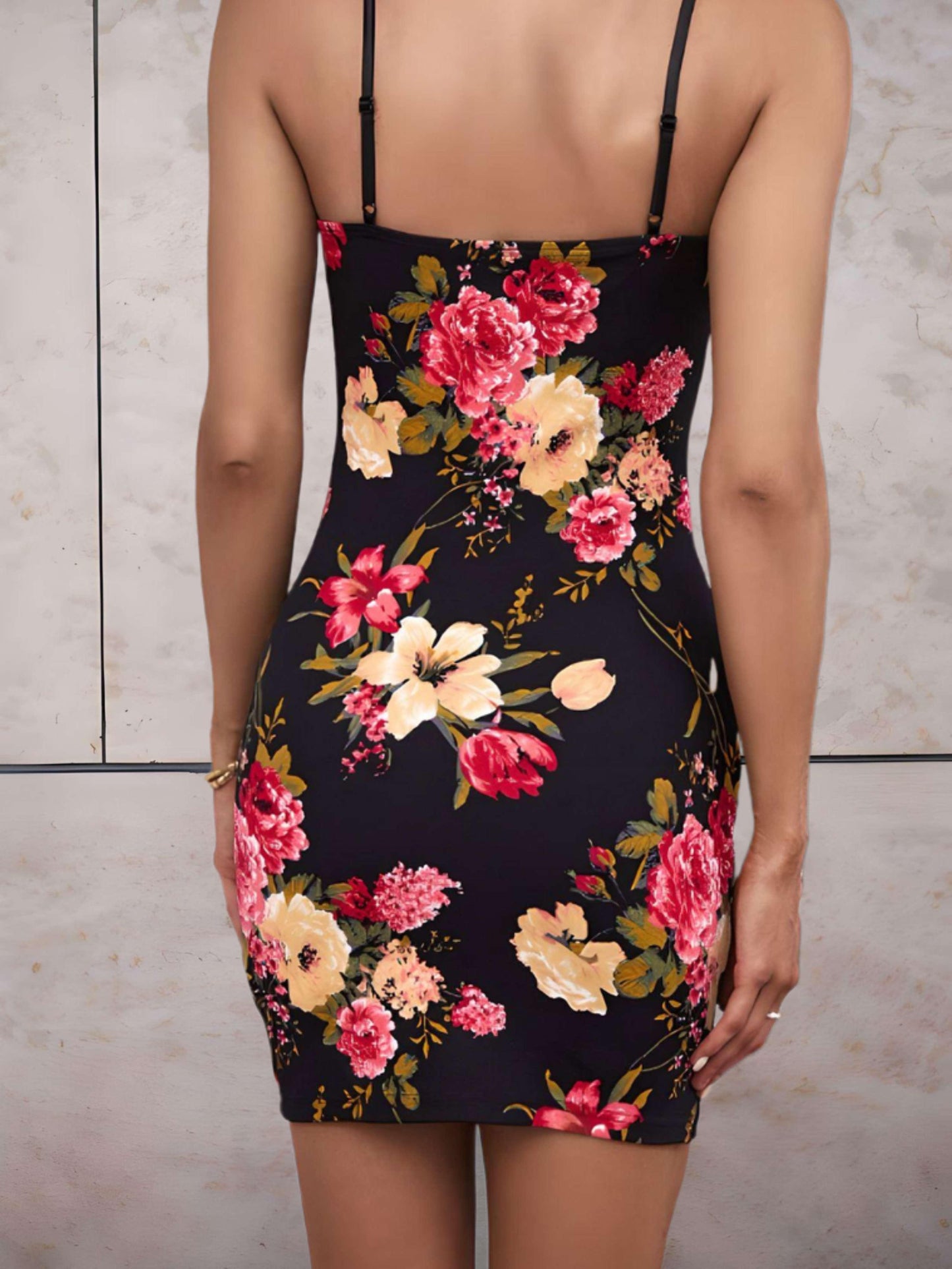 Brielle - Strakke mini jurk met rode en gele bloemen in zwart