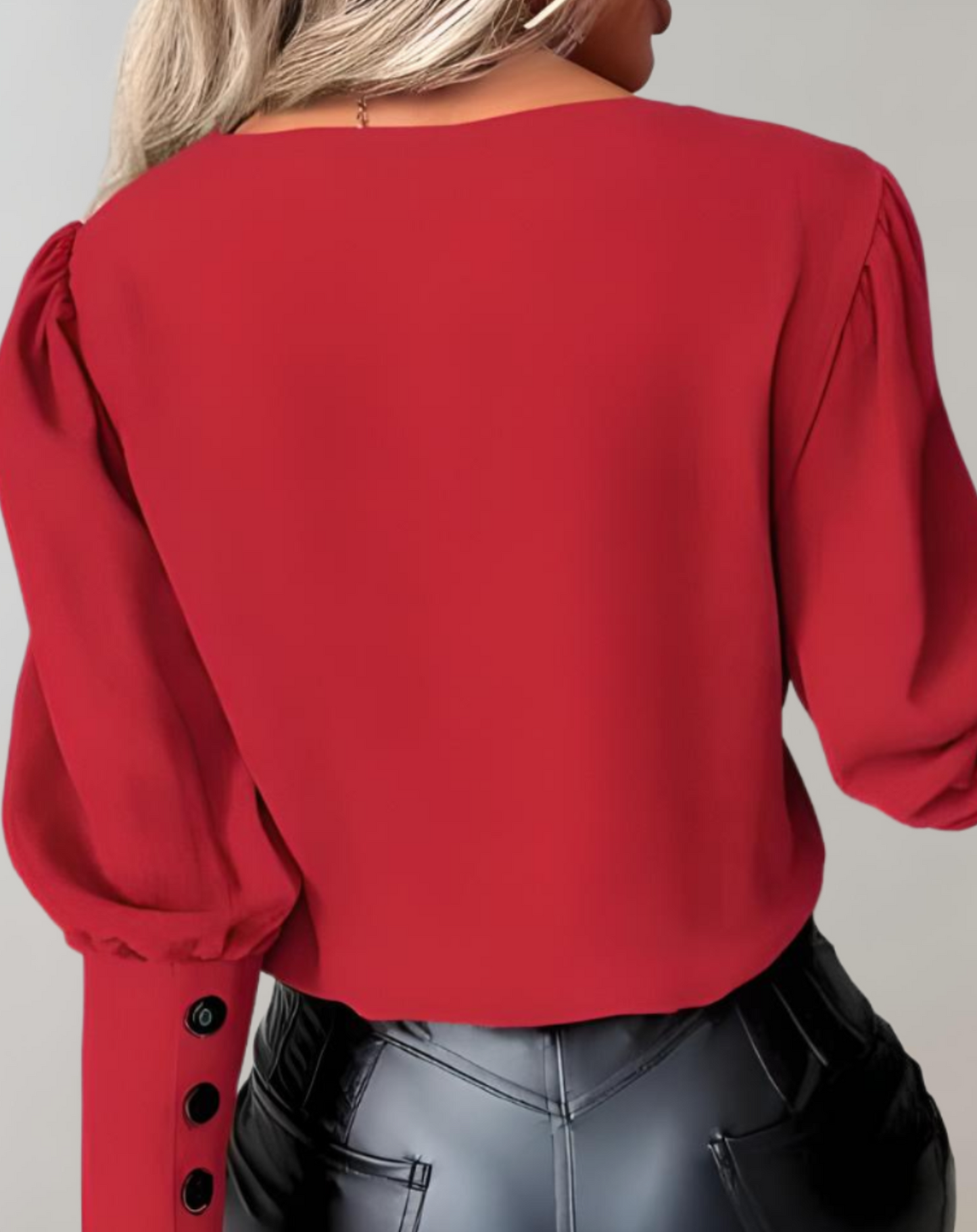 Akeisha | Tweekleurige damestop met V-hals en lange mouwen met meerdere knopen als detail
