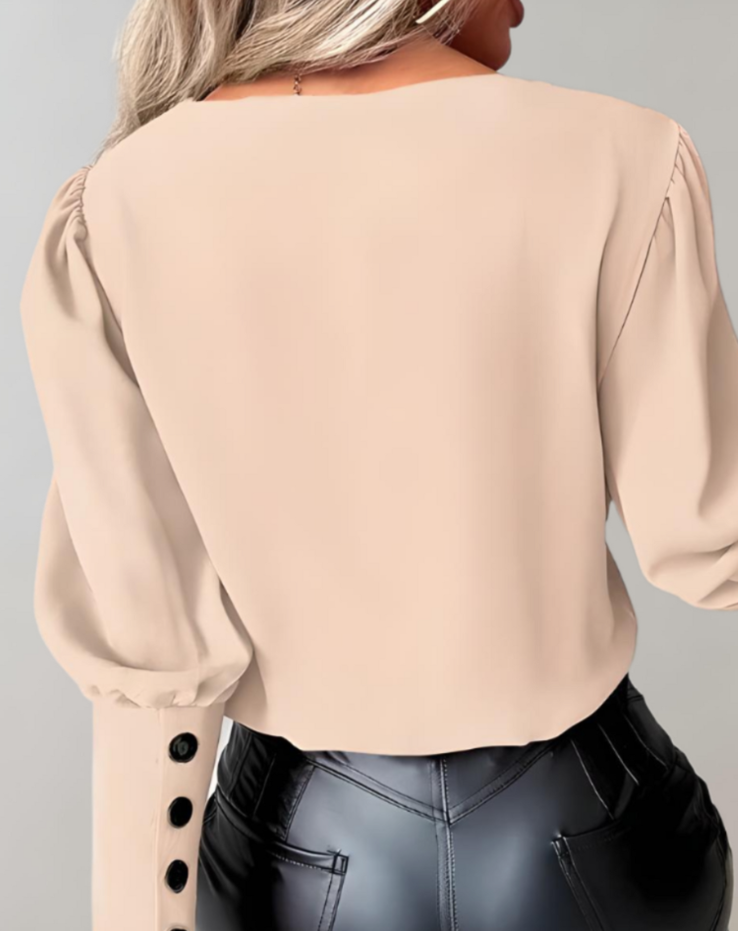Akeisha | Tweekleurige damestop met V-hals en lange mouwen met meerdere knopen als detail