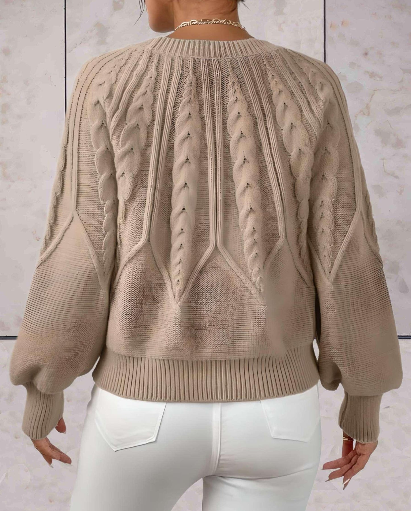 Elliana - Mooi aansluitende gebreide trui met knoopmotieven op voor- en achterpand