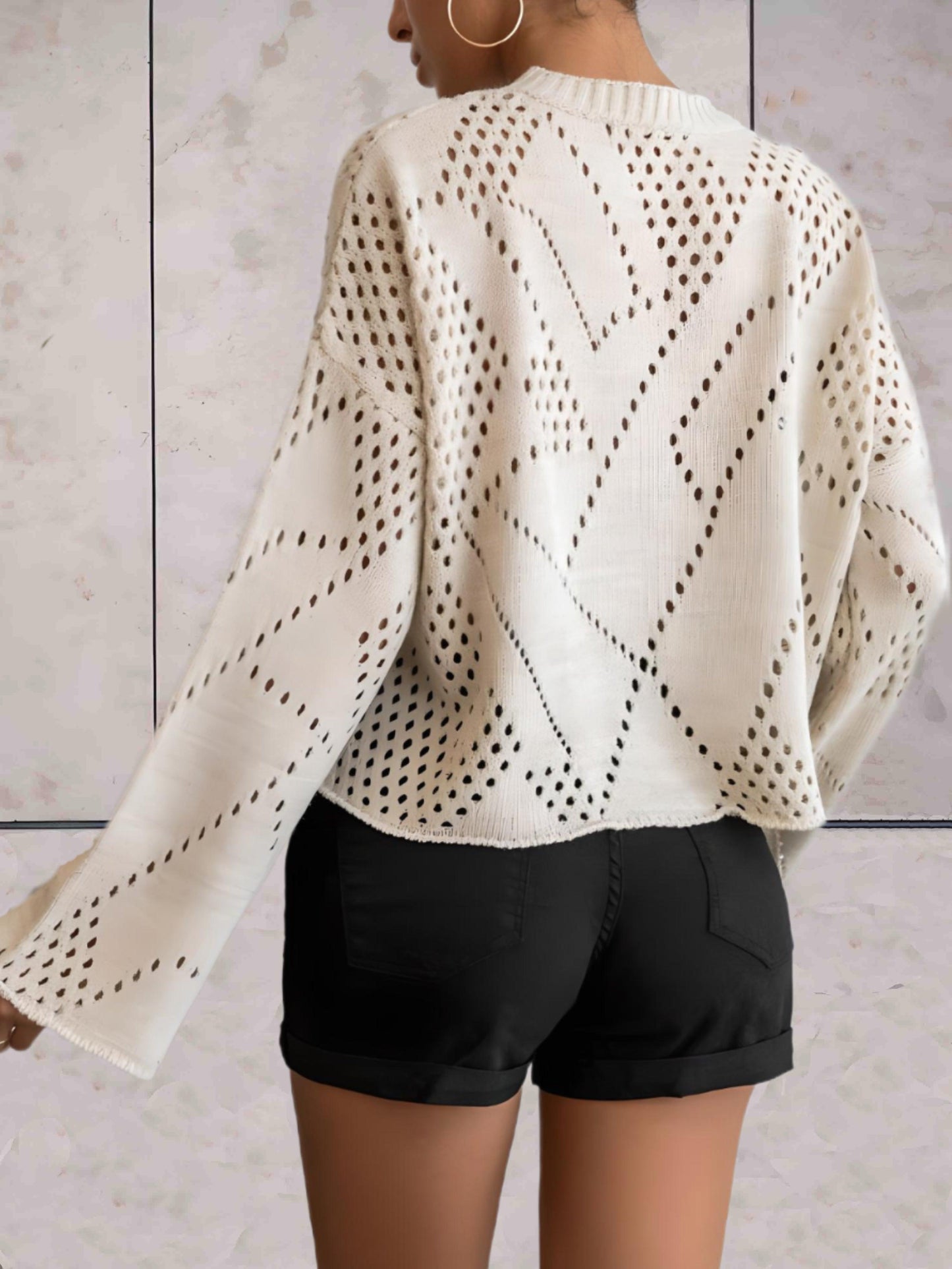 Evalina - Off white oversized sweater met ronde hals en abstract stippen dessin