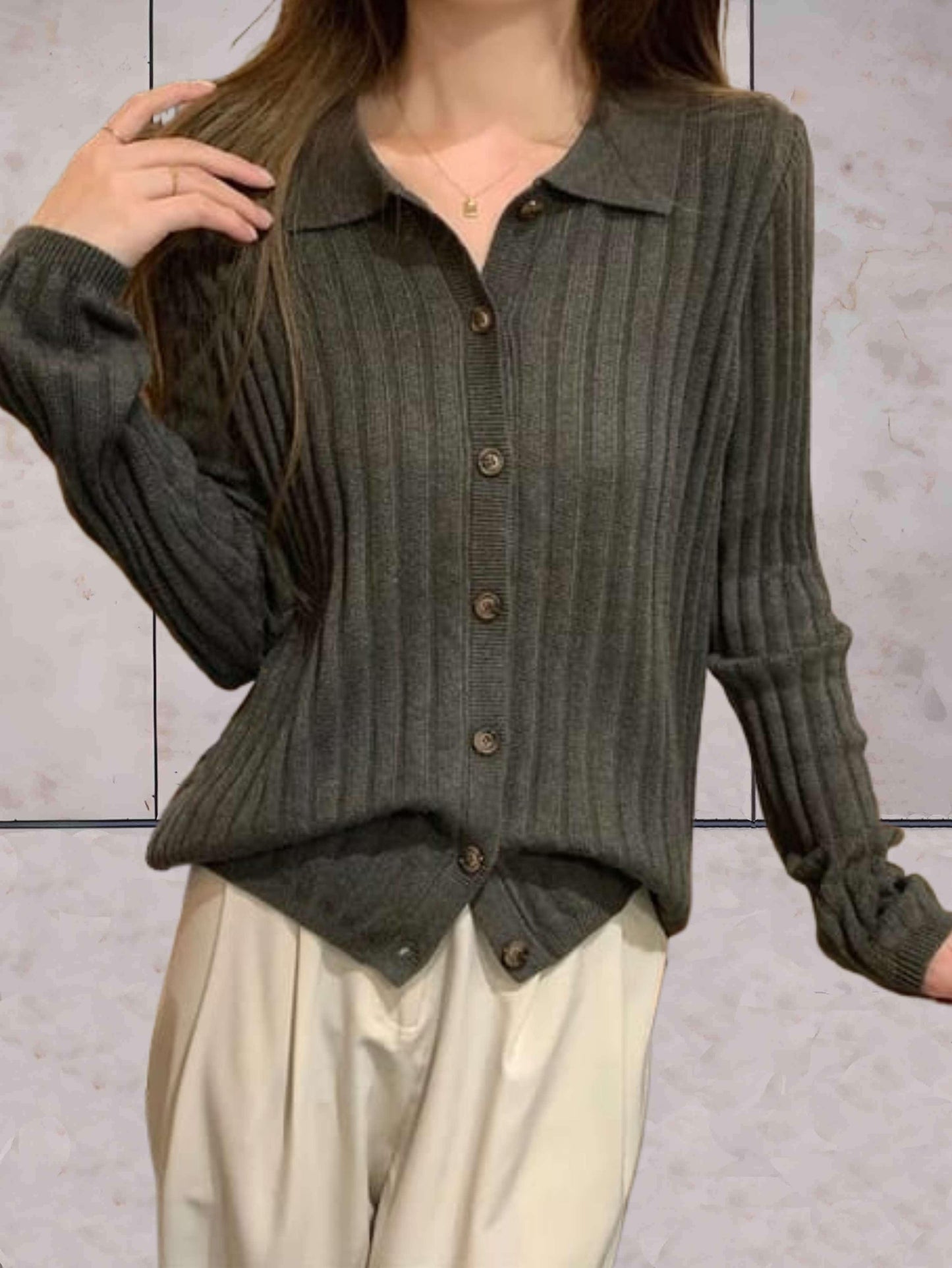 Rita | Eenvoudige slim-fit trui met polokraag en knoopsluiting