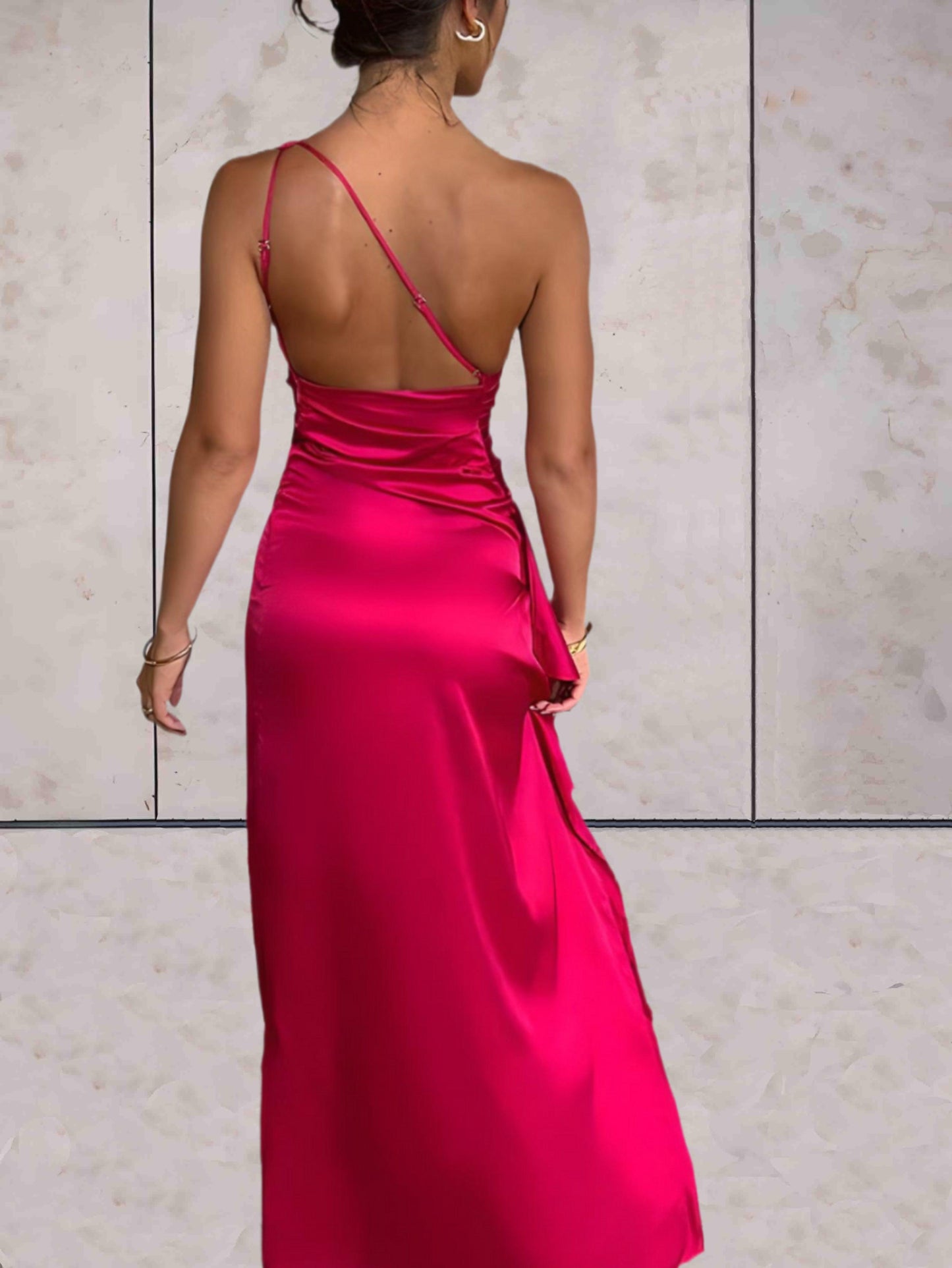 Lune - Bodycon off shoulder glimmende satijnen jurk met open rug hoge zijsplit