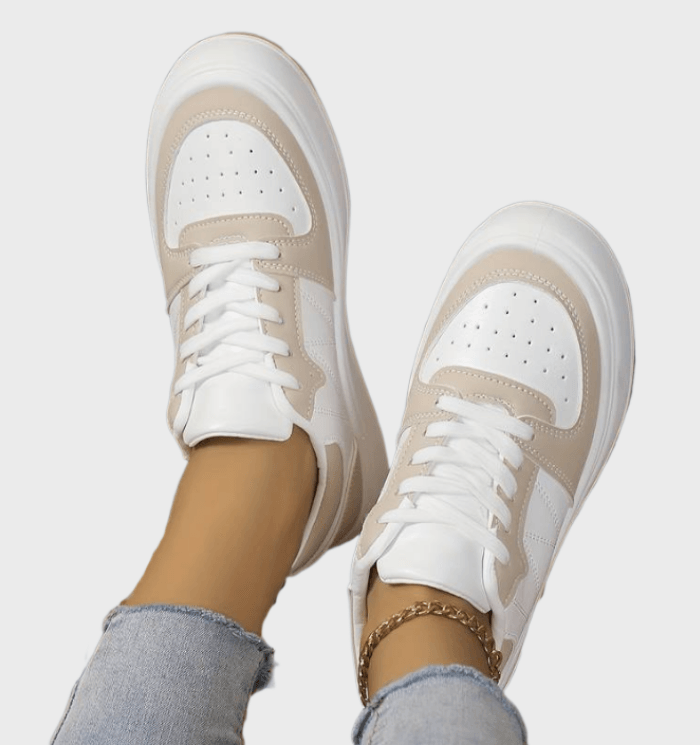 Jerlyn- Witte en beige sneakers met veters en gestippelde bovenkant