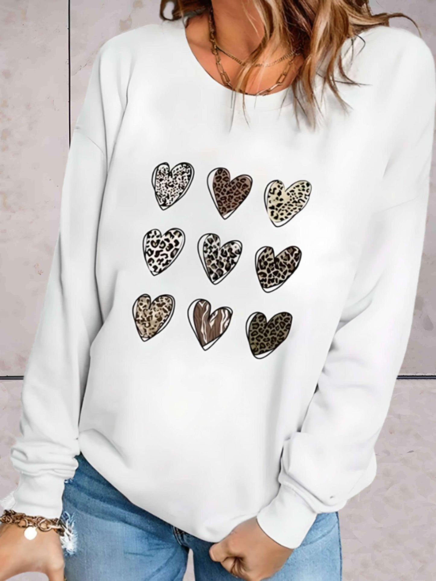 Catriona - Witte oversized trui met ronde hals en meerdere hartjes