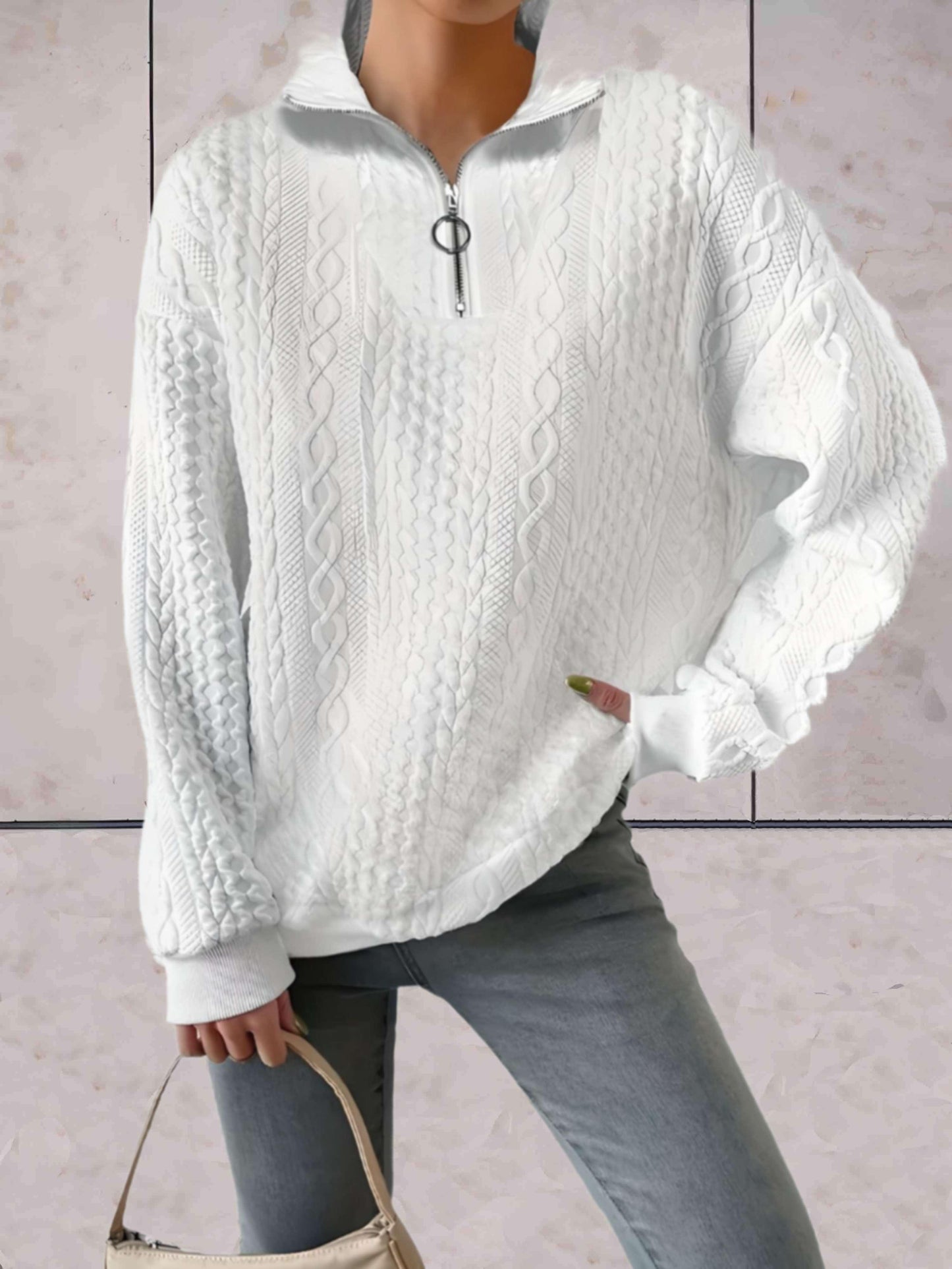 Eleanor - Witte oversized trui met hoge kragen en reliëfpatroon