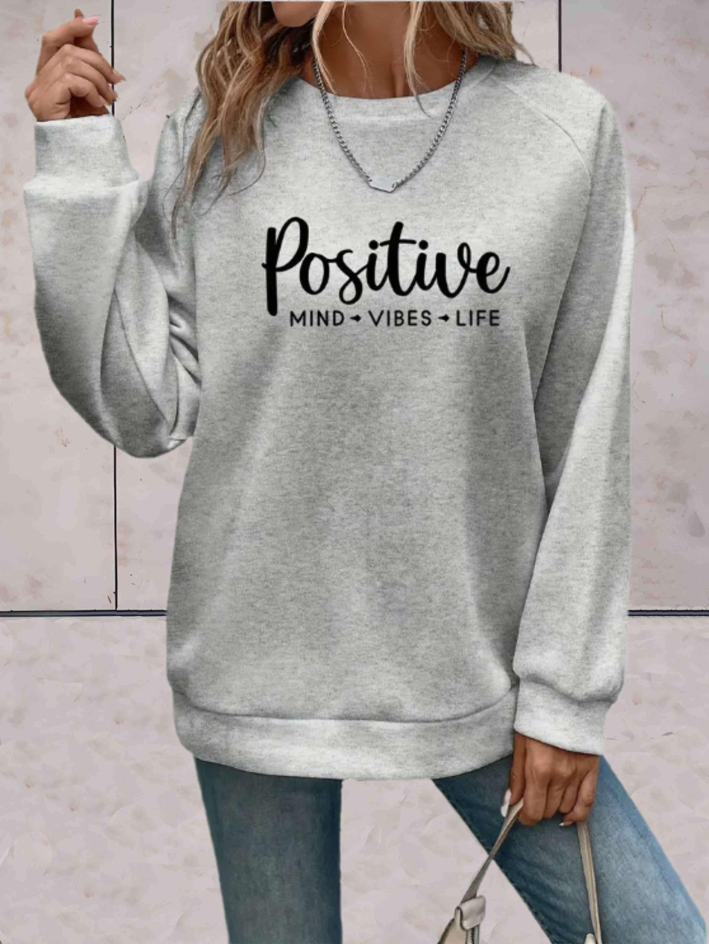 Adeline - Oversized trui met ronde hals en motiverende print