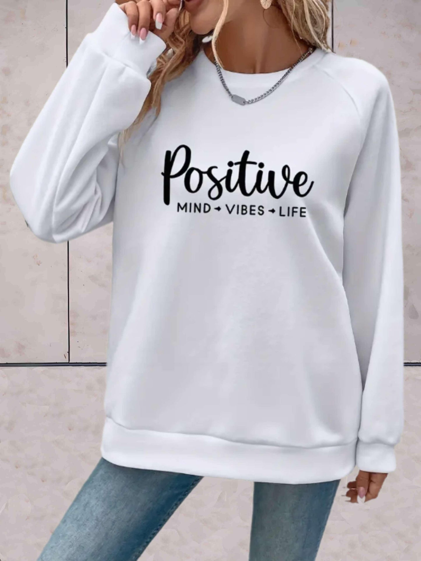 Adeline - Oversized trui met ronde hals en motiverende print