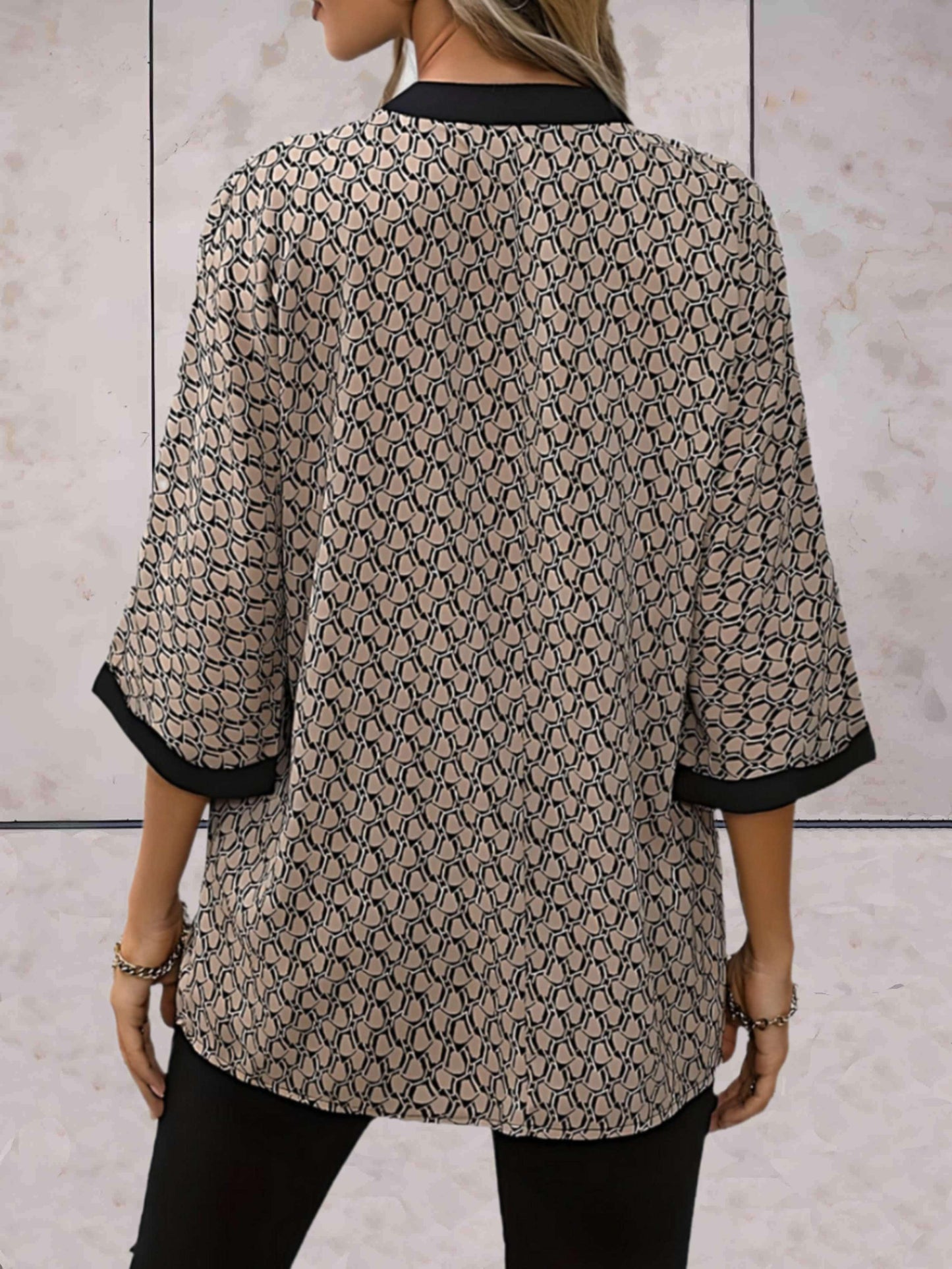 Dolores - Beige losse top met lage v hals patroonprint en zwarte voering