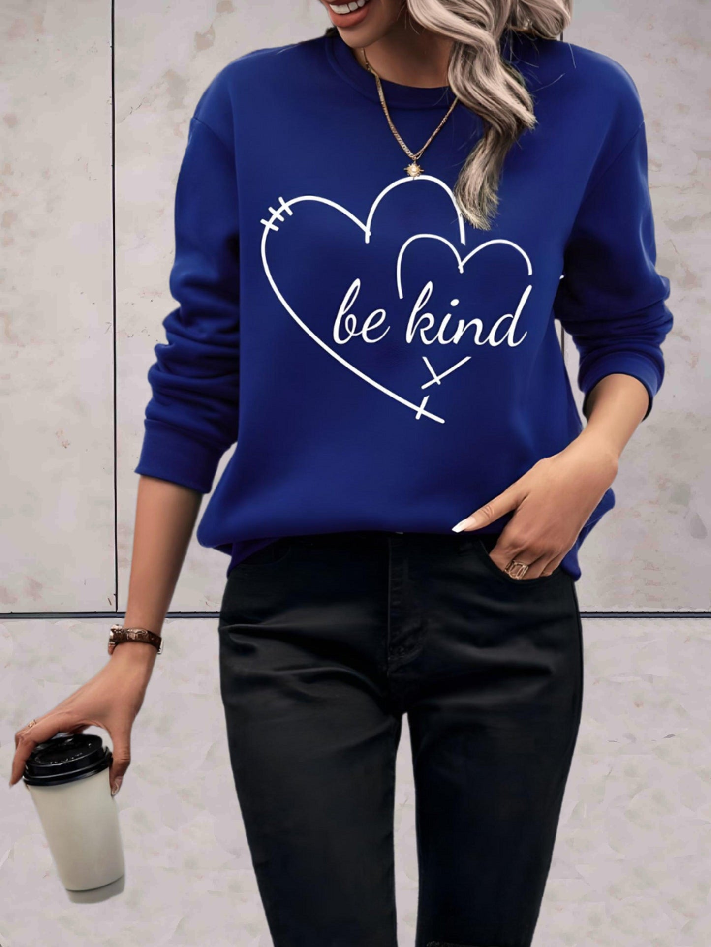 Armari - Blauwe oversized sweater met be kind statement en twee hartjes design