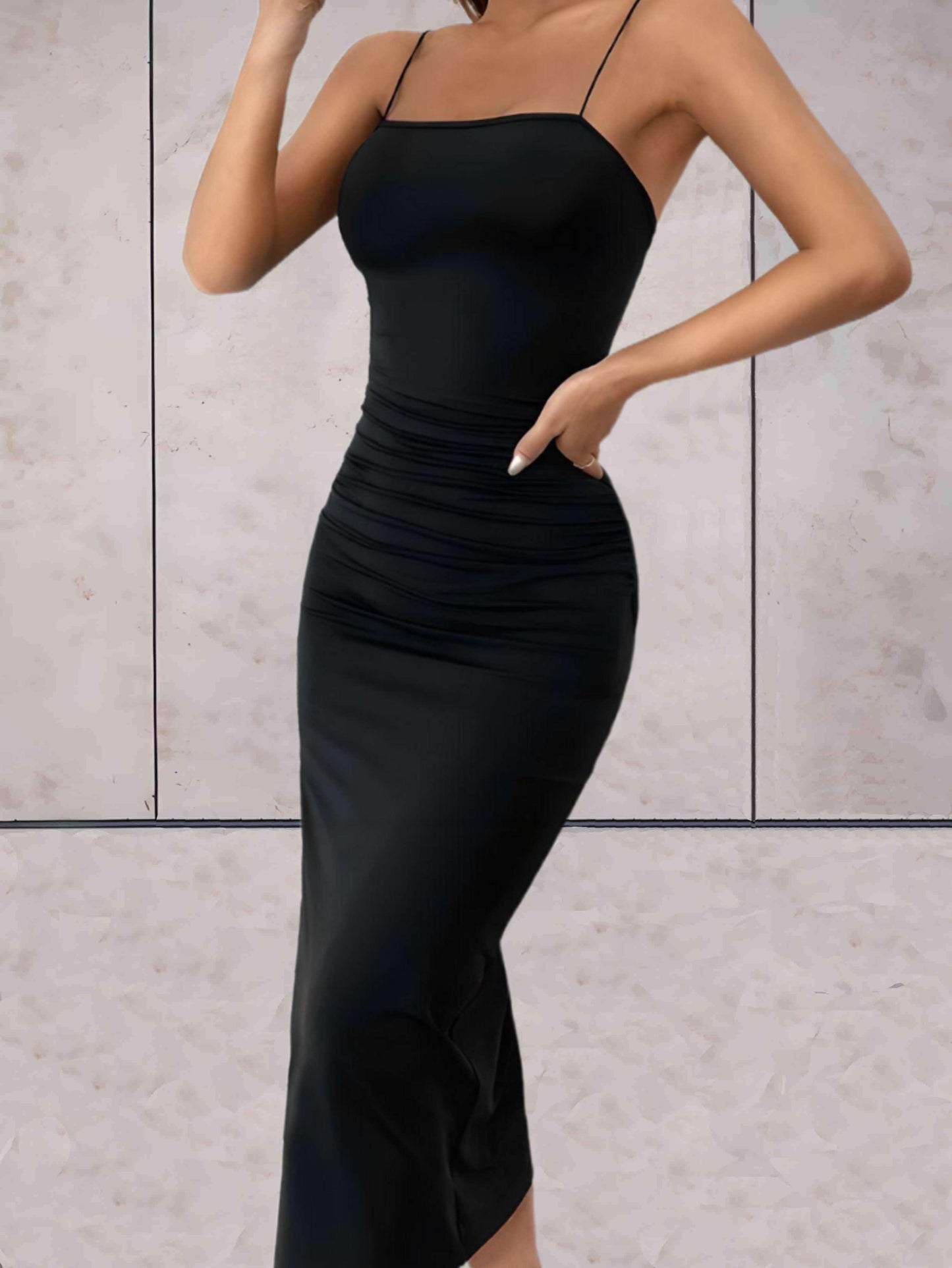 Wella - Split strakke lange jurk met schouder straps en open rug