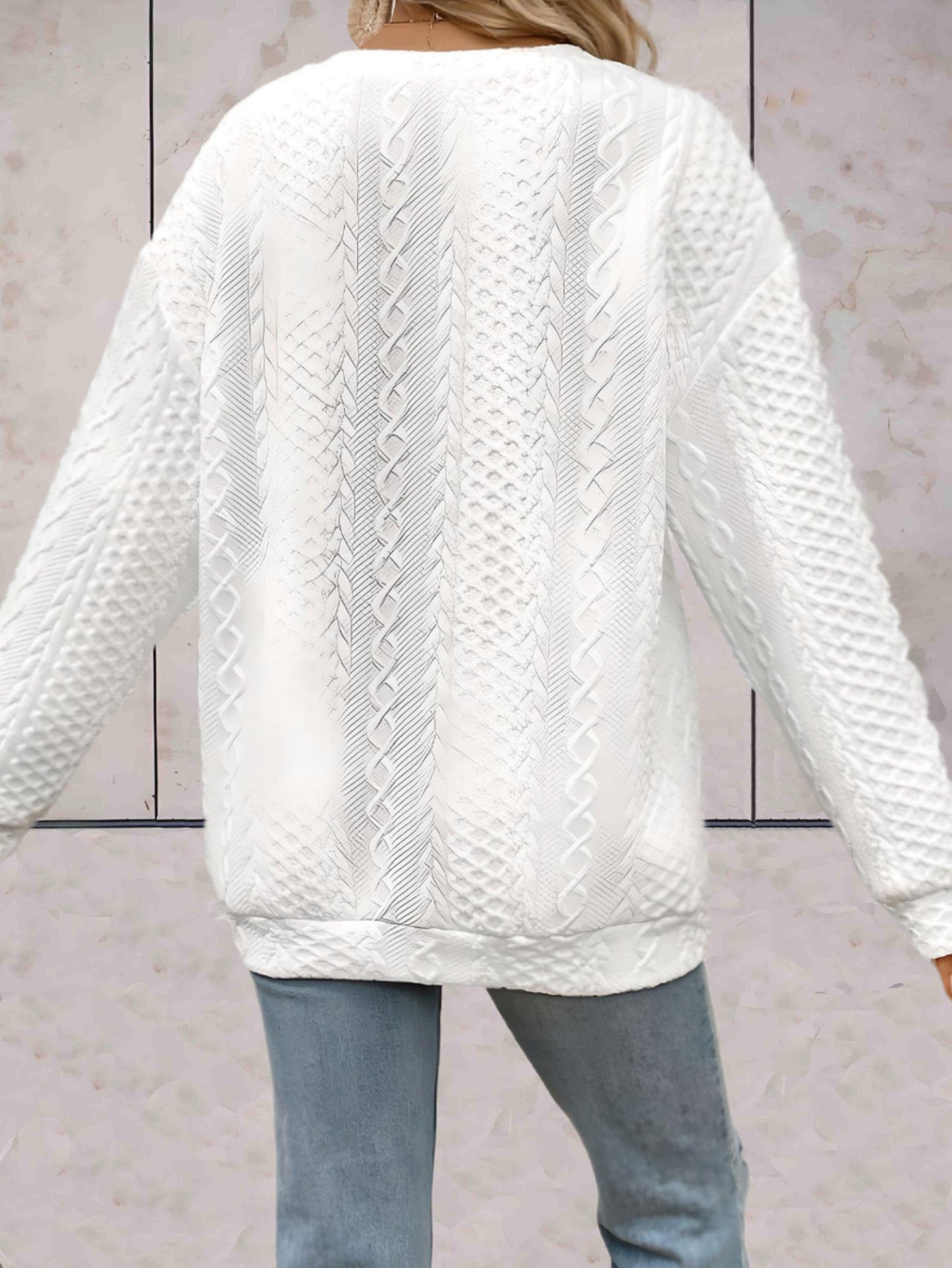 Halston - Witte oversized sweater met kant in reliëf en v-uitsnijding