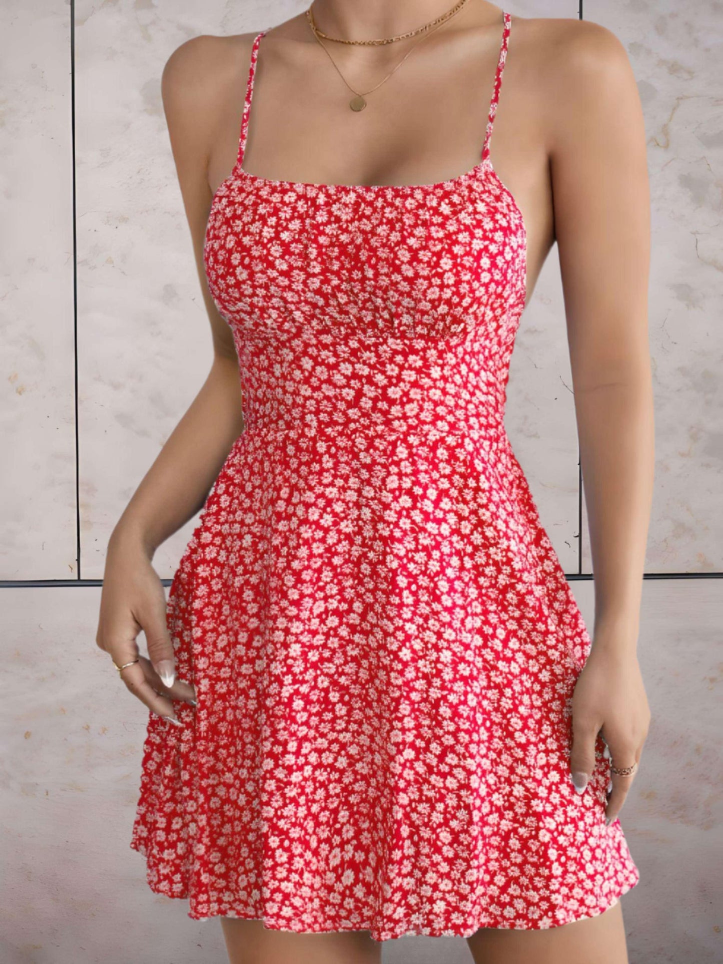 Aria - Schattige jurk met stippen en open rug met strakke taille en wijde onderkant