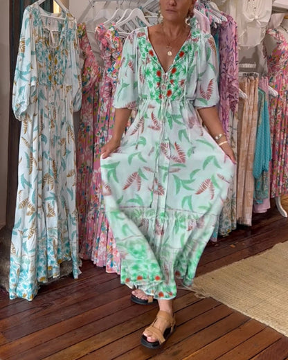 Amita - Maxi-jurk voor dames met een bladprint en een elegante V-hals