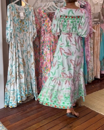 Amita - Maxi-jurk voor dames met een bladprint en een elegante V-hals