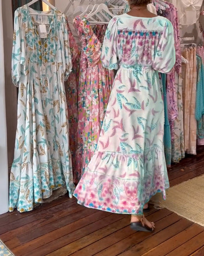 Amita - Maxi-jurk voor dames met een bladprint en een elegante V-hals