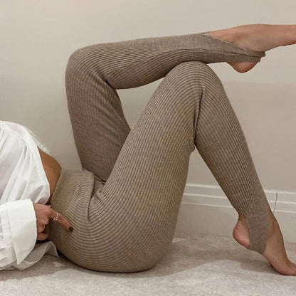 Ribgebreide legging met voetlus voor dames