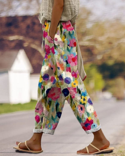Caitlin - Een vrolijke joggingbroek met een bloemenprint en zakken.