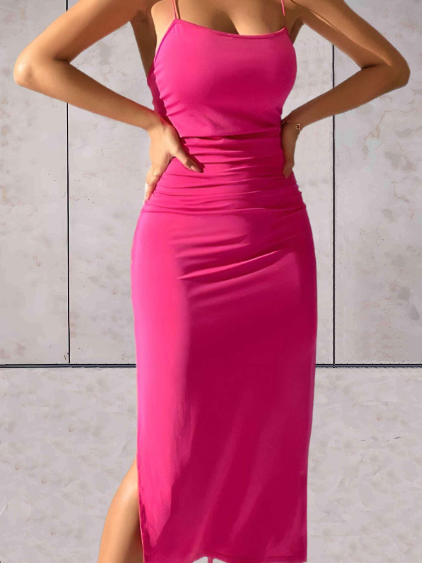 Wella - Split strakke lange jurk met schouder straps en open rug