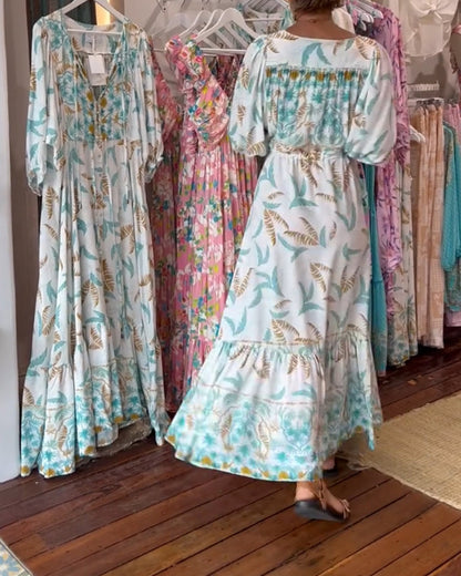 Amita - Maxi-jurk voor dames met een bladprint en een elegante V-hals