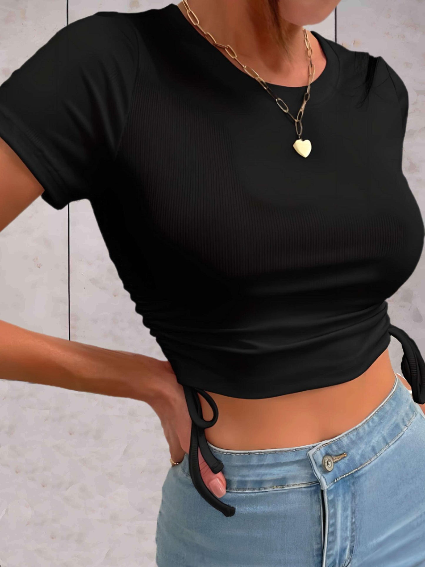 Adriel - Mooi aansluitende cropped top met strings aan de zijkant