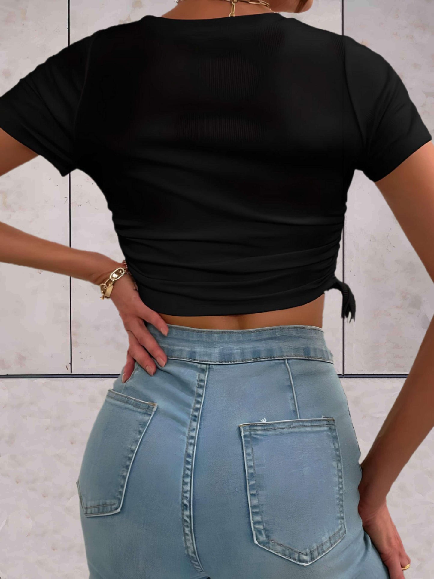 Adriel - Mooi aansluitende cropped top met strings aan de zijkant