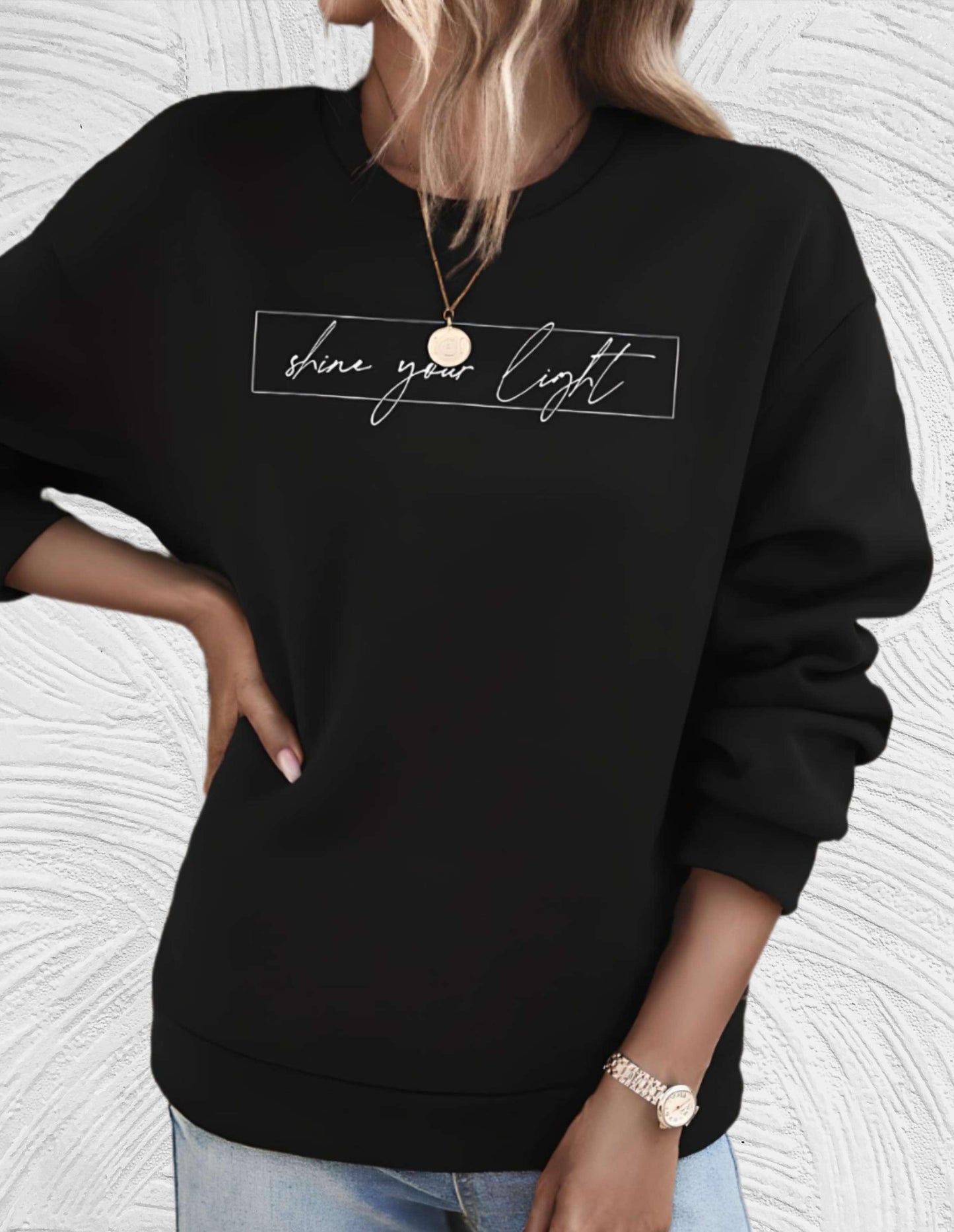 Almira - Oversized sweater met ronde hals en 'share your light'-statement op de voorkant