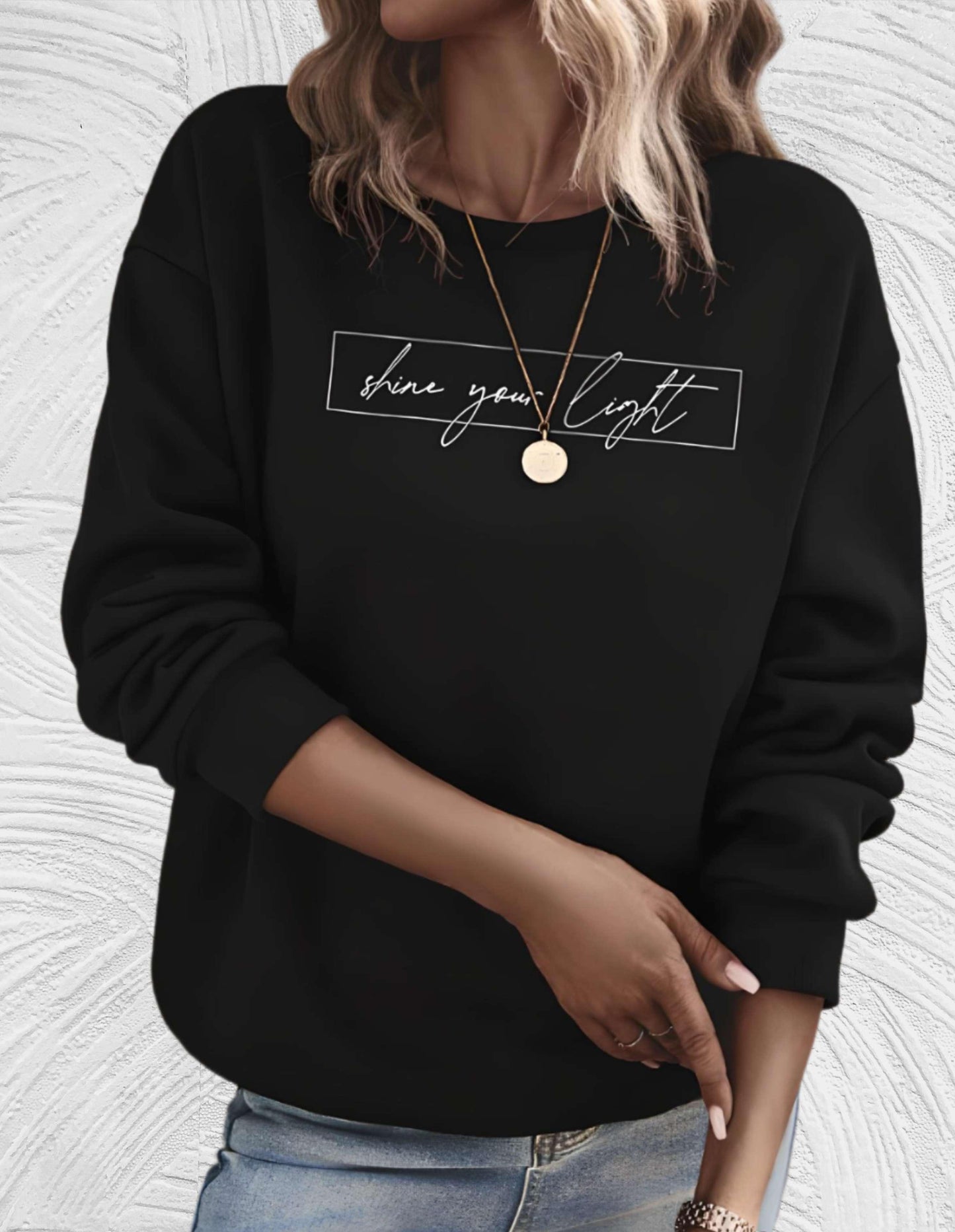 Almira - Oversized sweater met ronde hals en 'share your light'-statement op de voorkant