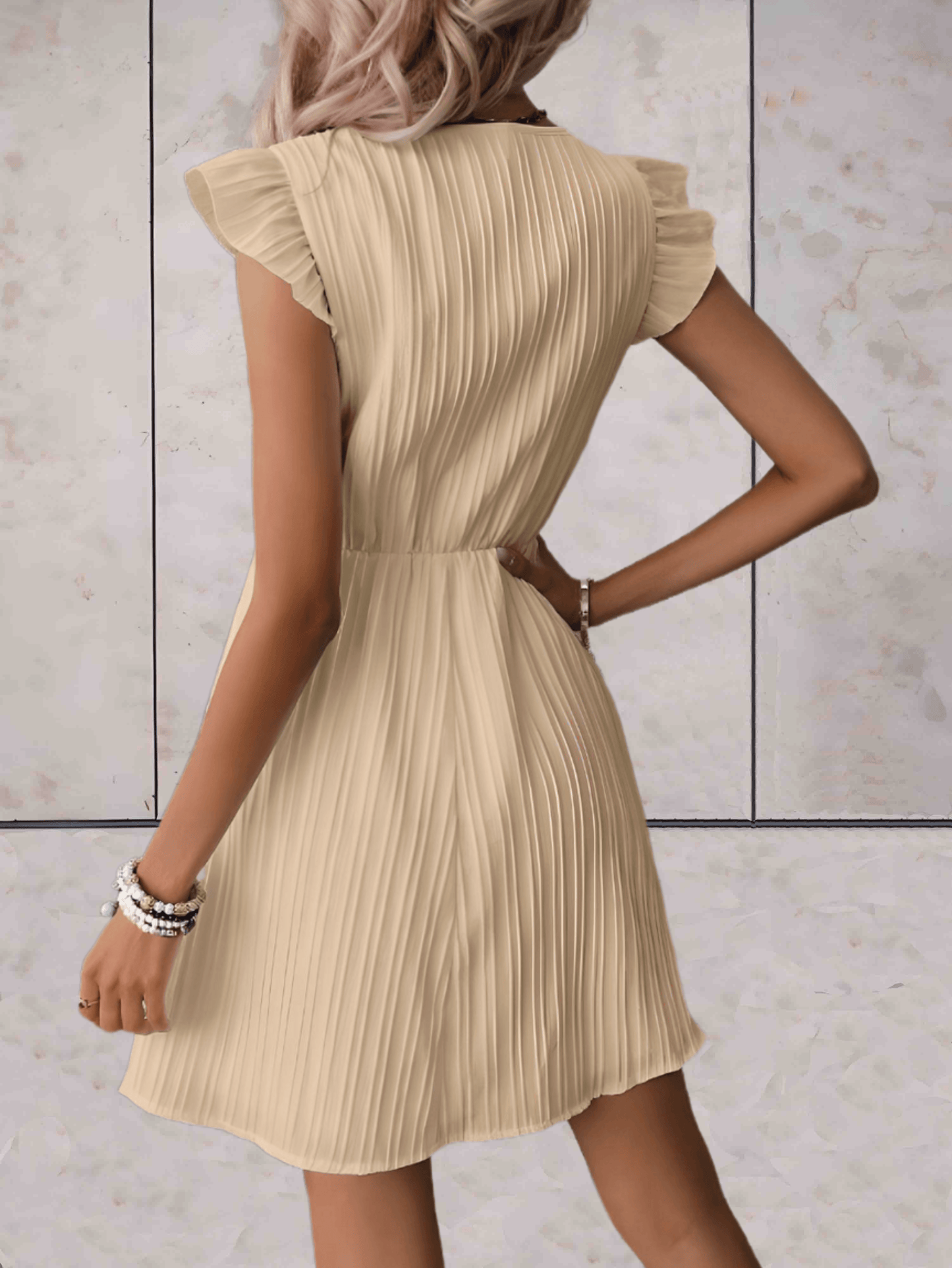 Marriestelle - Jurk boven de knie met lage v-uitsnijding en open mouwen met ruches