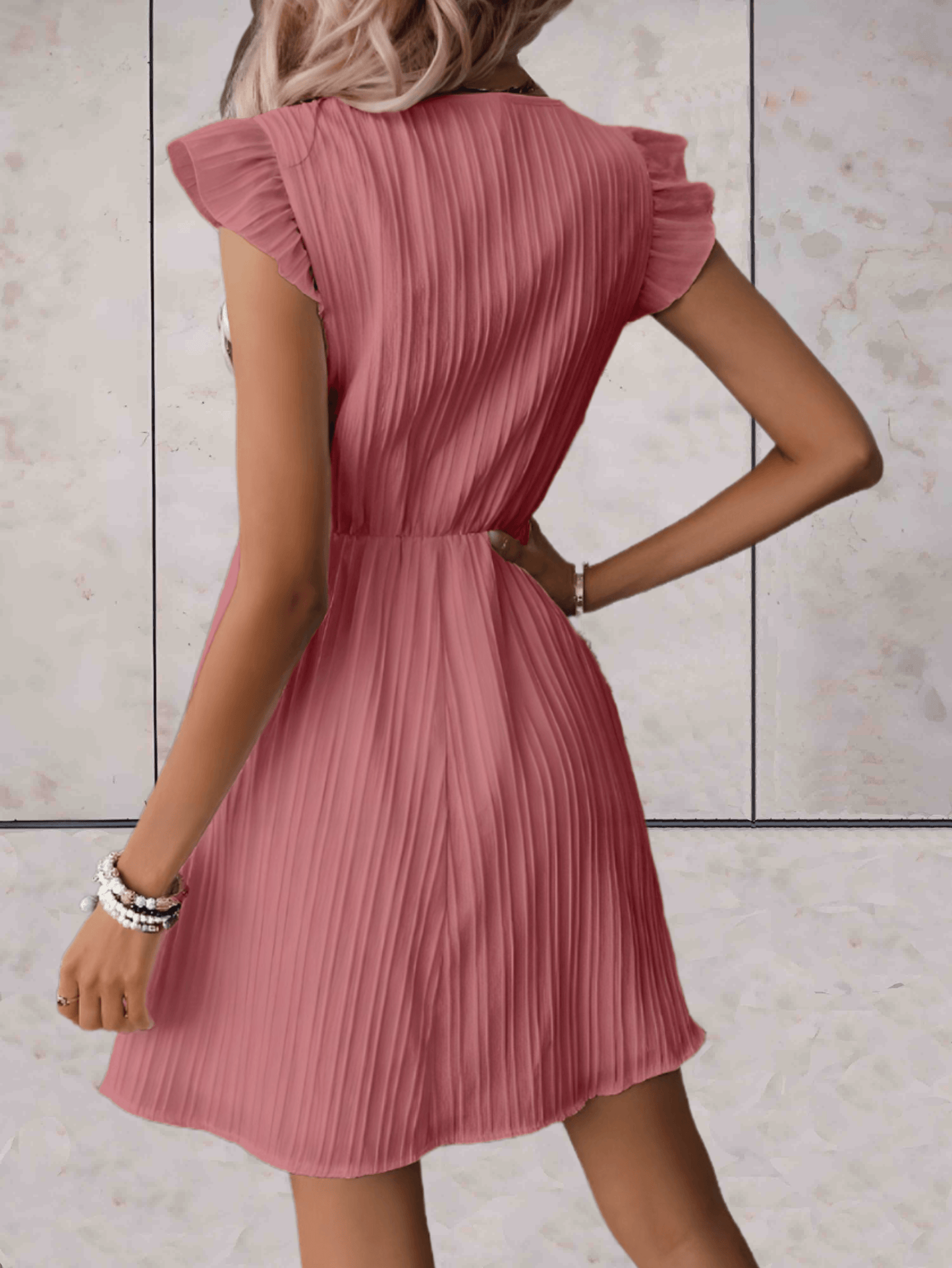 Marriestelle - Jurk boven de knie met lage v-uitsnijding en open mouwen met ruches