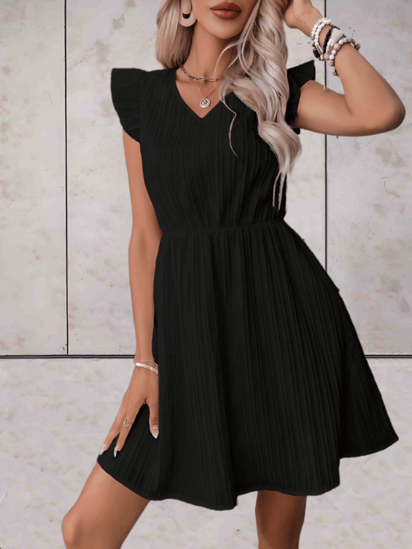 Marriestelle - Jurk boven de knie met lage v-uitsnijding en open mouwen met ruches