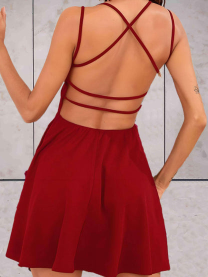 Mia - Mini jurk met dubbele schouder straps en open rug in bordeaux rood