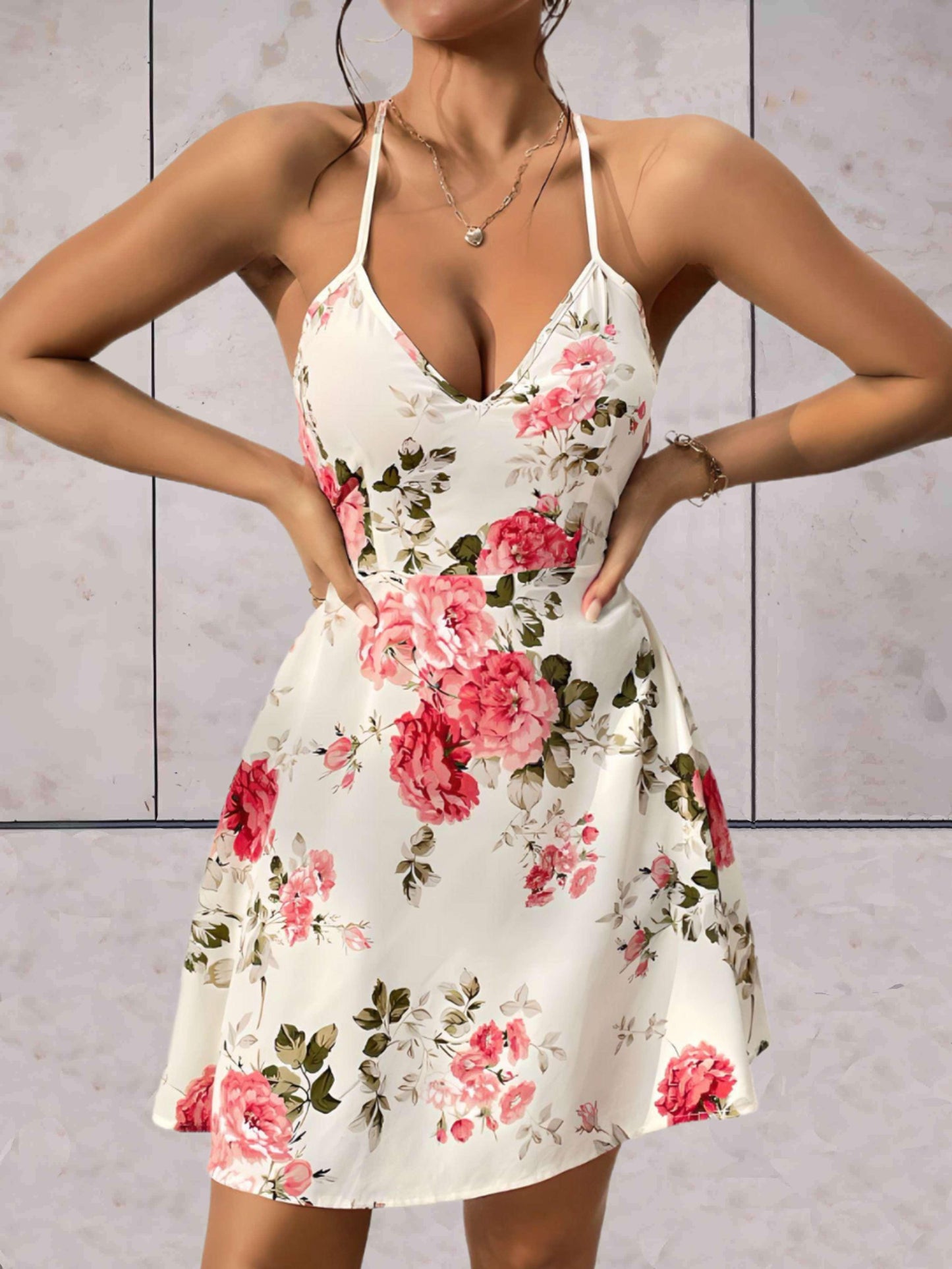 Yssa - Schattige bloemen jurk met wijde onderkant en open rug in wit