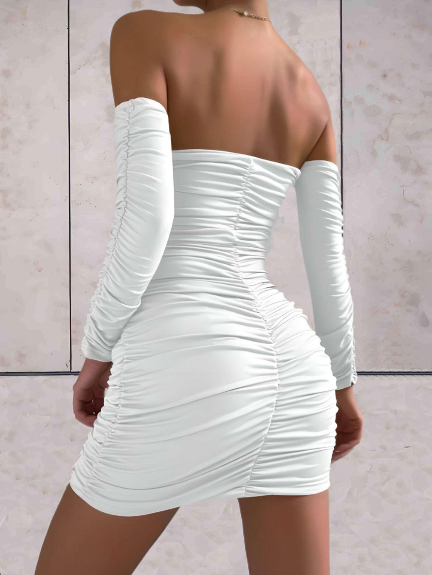 Joannah - Strakke mini geribbelde jurk open schouders lange mouwen