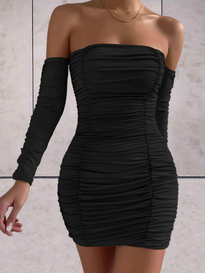 Joannah - Strakke mini geribbelde jurk open schouders lange mouwen