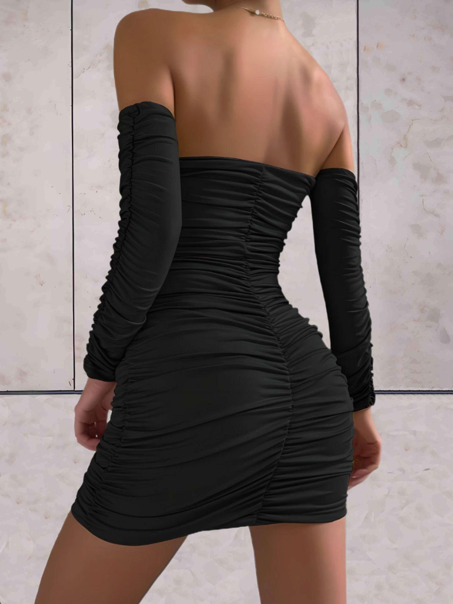 Joannah - Strakke mini geribbelde jurk open schouders lange mouwen