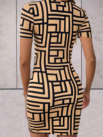 Nely - Strakke jurk met geo patronen en korte mouwen en gesloten rug