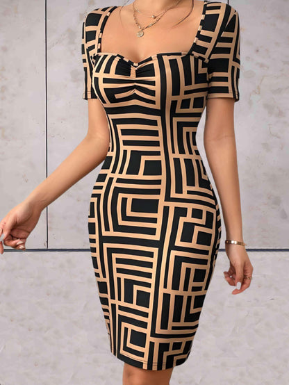 Nely - Strakke jurk met geo patronen en korte mouwen en gesloten rug