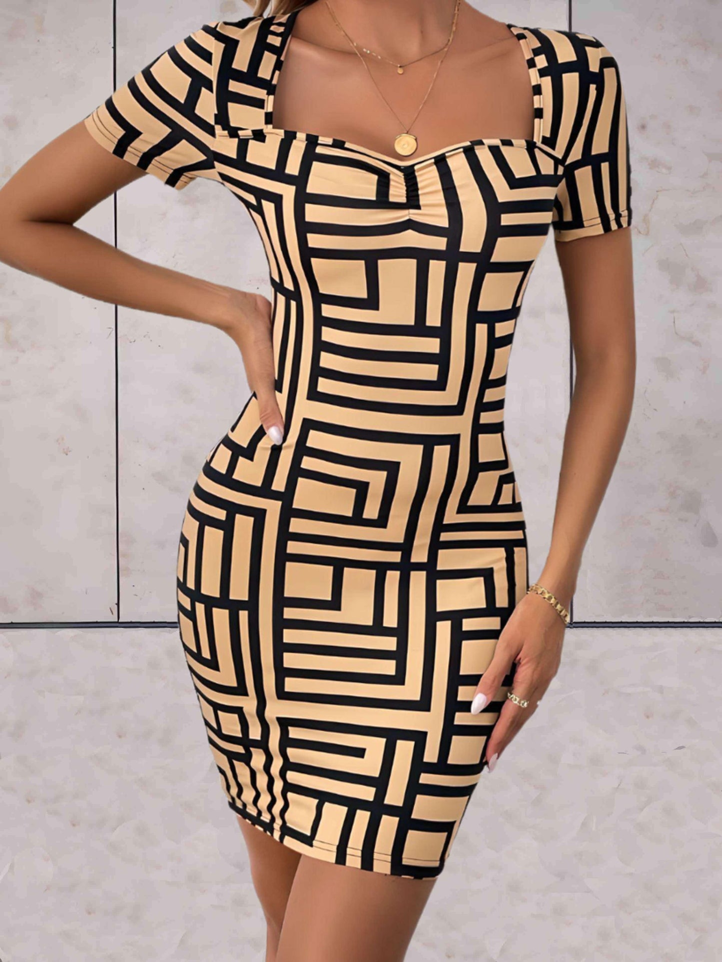 Nely - Strakke jurk met geo patronen en korte mouwen en gesloten rug