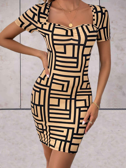 Nely - Strakke jurk met geo patronen en korte mouwen en gesloten rug