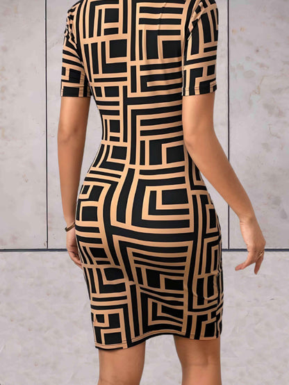 Nely - Strakke jurk met geo patronen en korte mouwen en gesloten rug