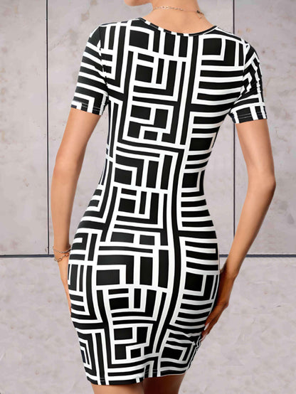 Nely - Strakke jurk met geo patronen en korte mouwen en gesloten rug