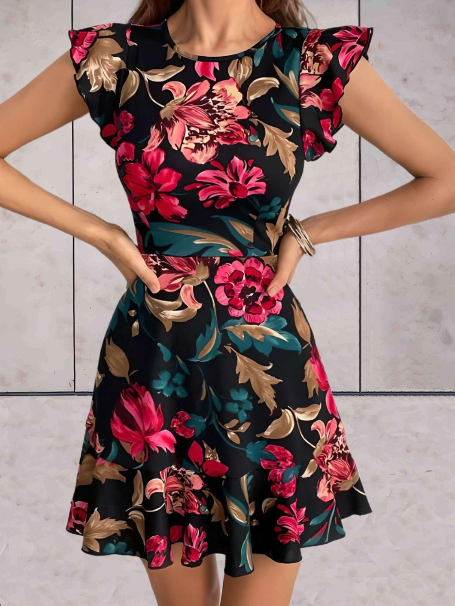 Ramona - stijlvolle gebloemde jurk met korte mouwen en ruches aan de mouwen en onderkant