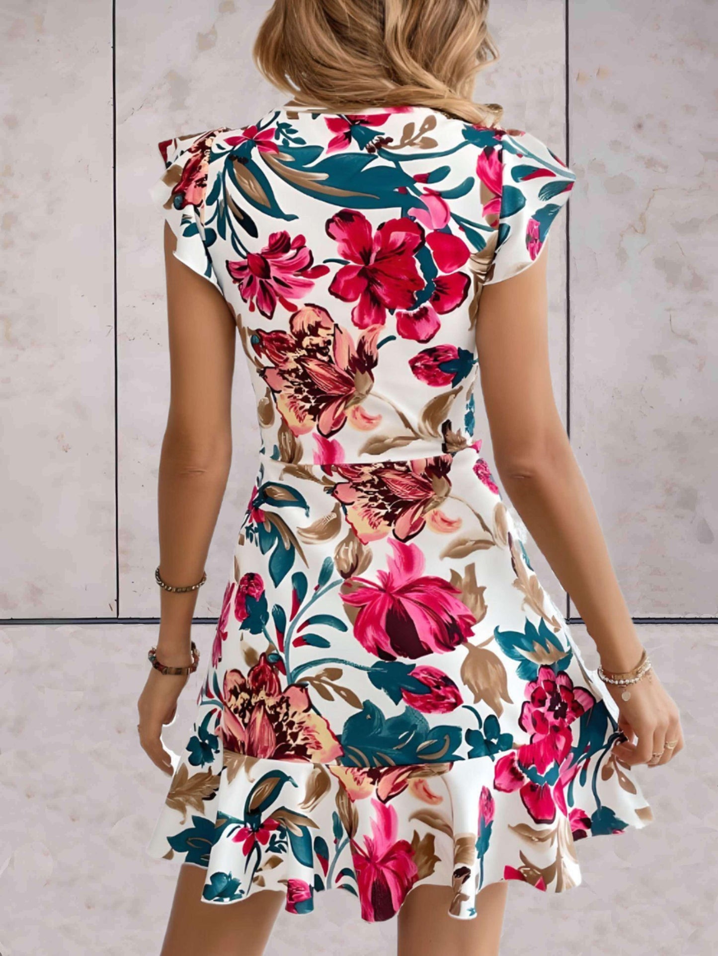 Ramona - stijlvolle gebloemde jurk met korte mouwen en ruches aan de mouwen en onderkant