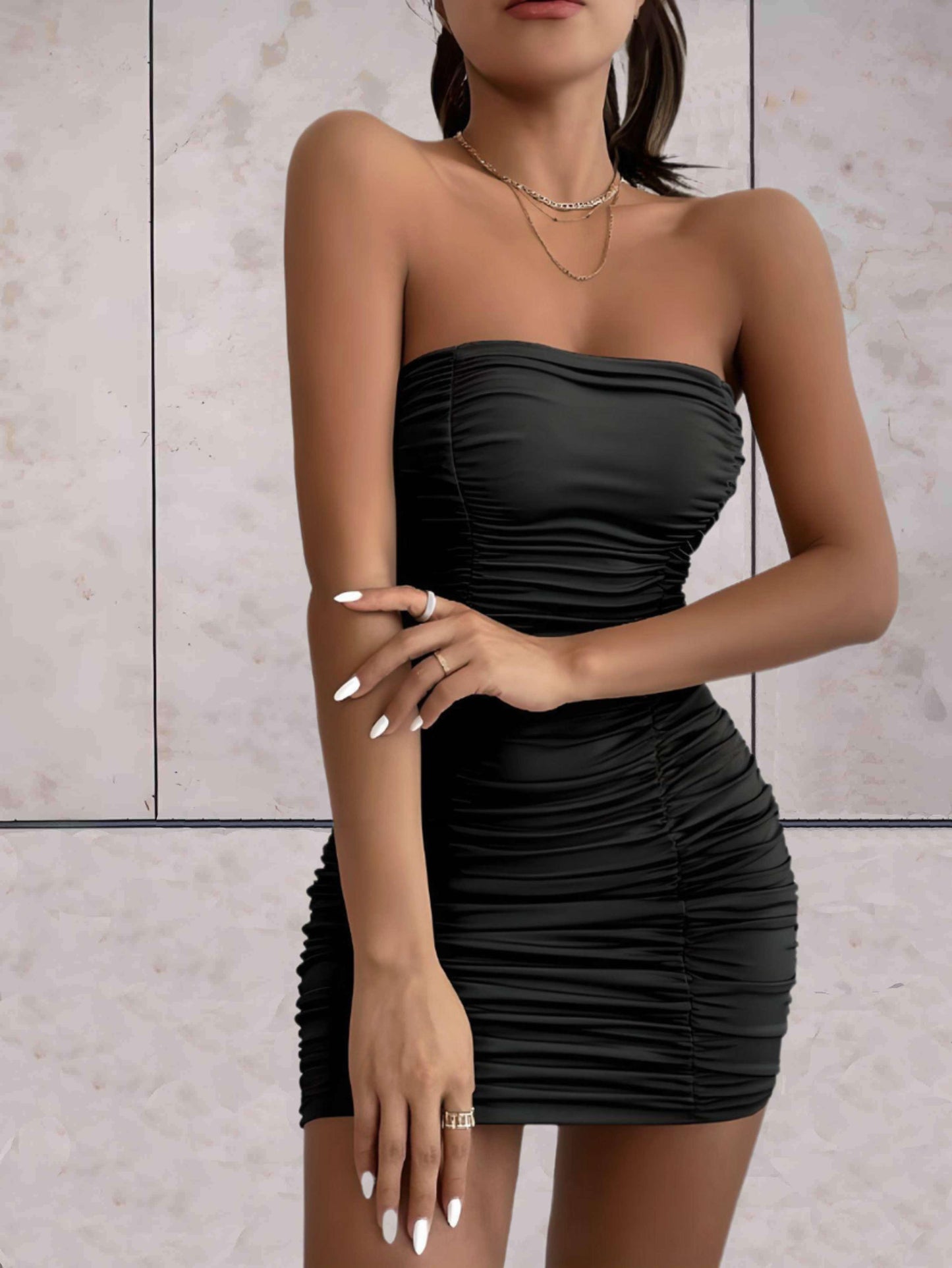 Sammy - stijlvolle effen nauwsluitende kokerjurk met sierlijke details overal