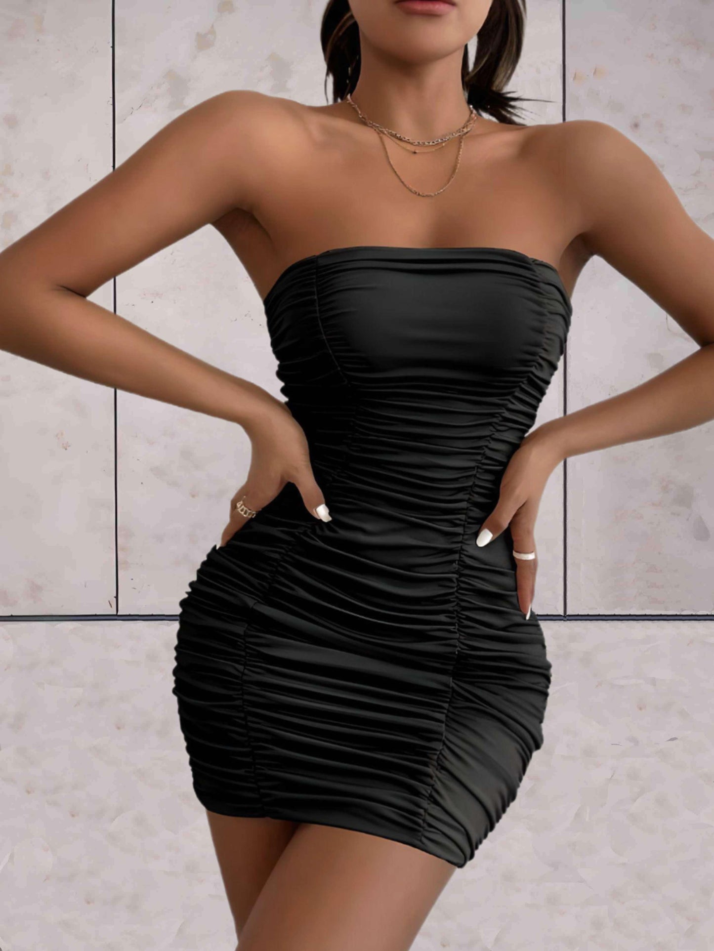 Sammy - stijlvolle effen nauwsluitende kokerjurk met sierlijke details overal