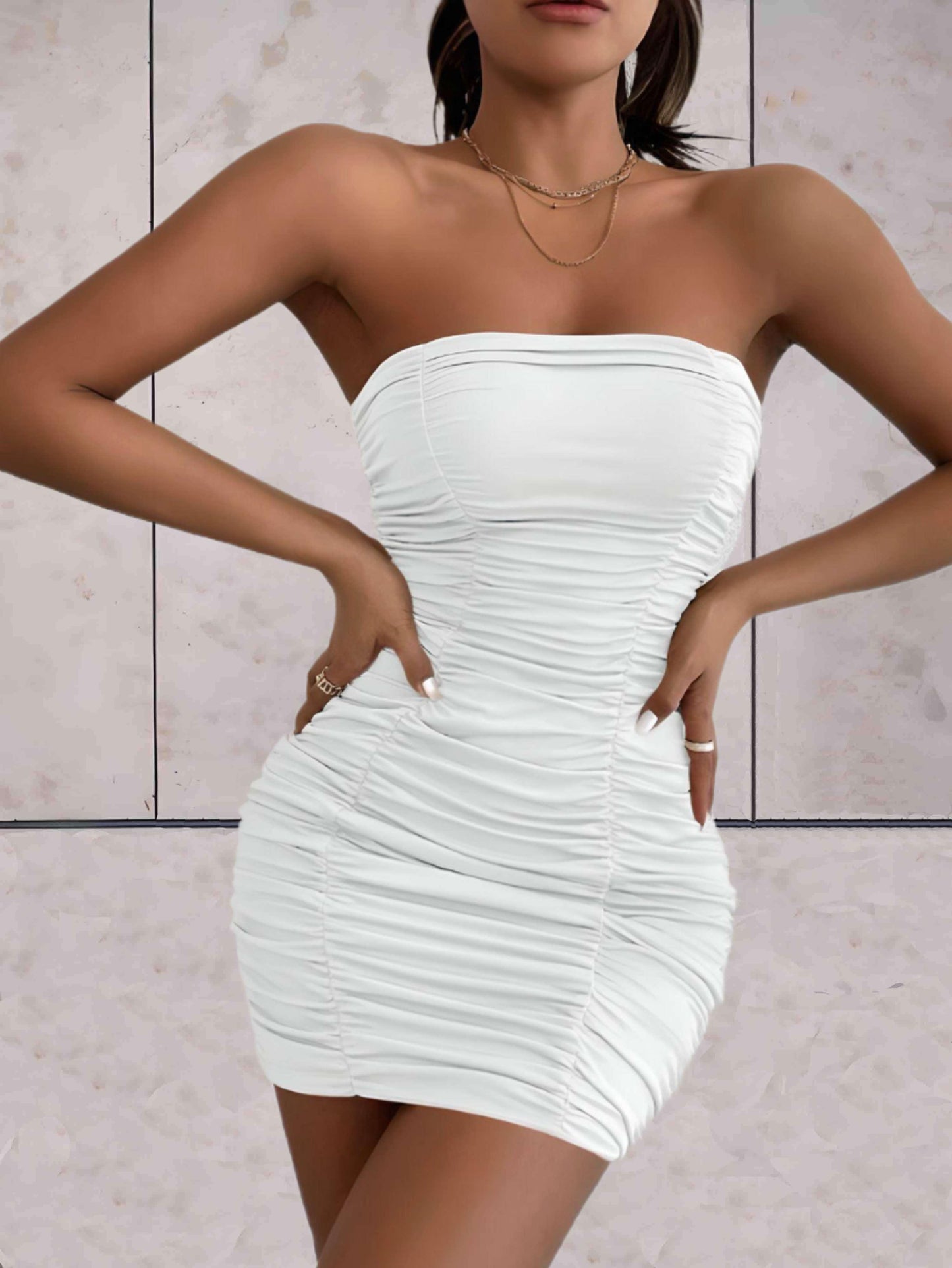 Sammy - stijlvolle effen nauwsluitende kokerjurk met sierlijke details overal