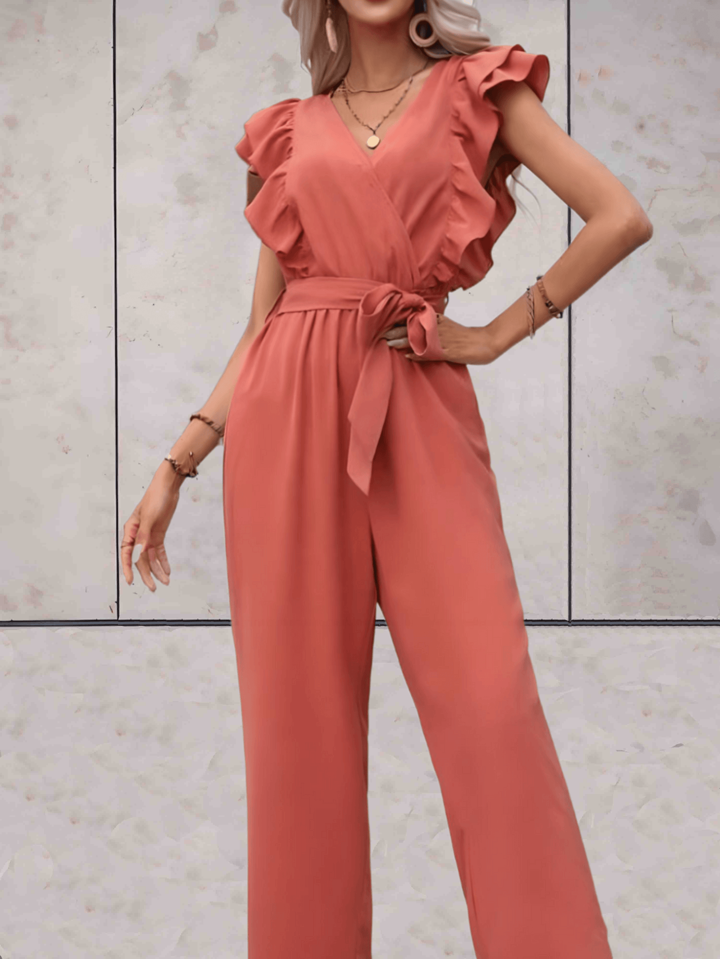 Blair | Mooi passende jumpsuit met korte mouwen met ruches, lage v-uitsnijding en ontwerp met riemstrik