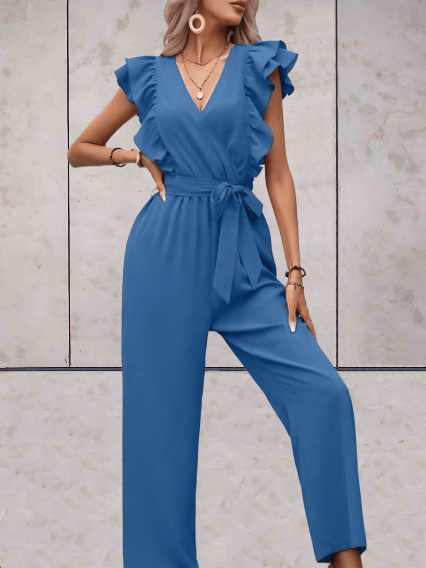Blair | Mooi passende jumpsuit met korte mouwen met ruches, lage v-uitsnijding en ontwerp met riemstrik